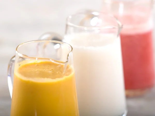 Taze meyve smoothies sürahi