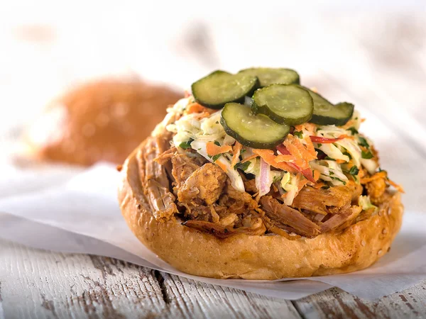 Domuz sandviç Beyaz ahşap masanın üzerine çekti