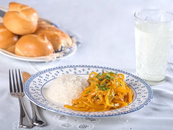 Olliquitos charqui, kurutulmuş alpaka et ile tipik bir Perulu patates yemek con