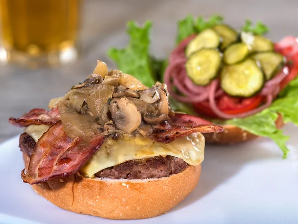 Pastırma, mantar ve İsviçre peyniri burger açık yüz servis