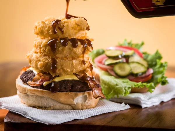 Pastırmalı çizburger soğan halkaları yığını ile