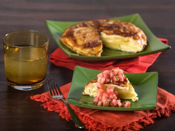 İspanyol omleti rustik ortamda bölümünü