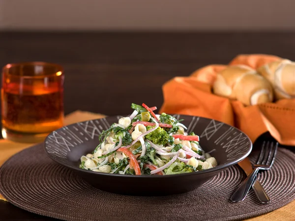 sebzeli makarna salatası