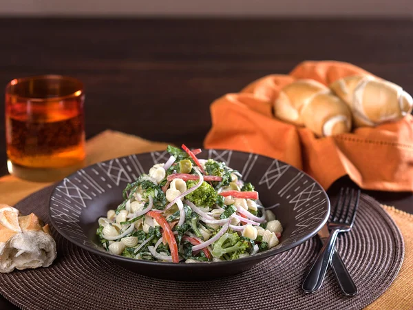 sebzeli makarna salatası