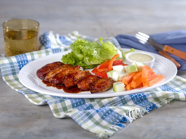 Tavuk kanadı sebze ve tabakta ranch sos ile