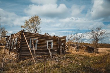 Kırsalda terk edilmiş bir ev.