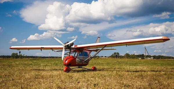 Helicóptero de resgate em um campo — Fotografia de Stock