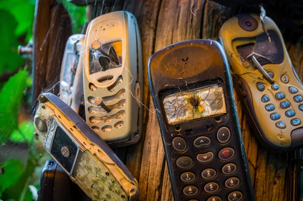 Telefones Celulares Velhos Pregam Tronco Telemóveis Gravemente Danificados Transferem Mensagem — Fotografia de Stock