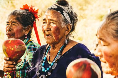 Eski Paraguaylı yerli Guarani kadınlar bir şarkı gerçekleştirmek