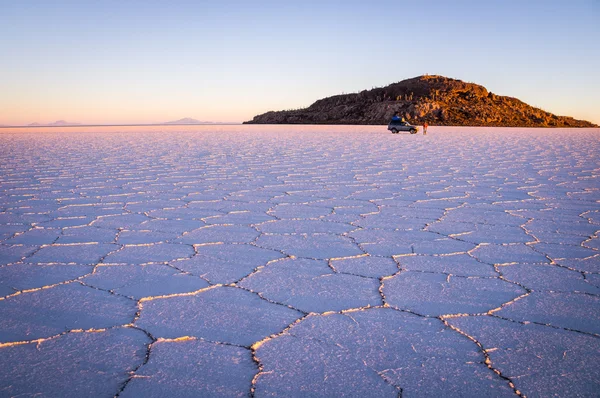 Wschód słońca z jeepa i wzgórze w Salar de Uyuni, Boliwia — Zdjęcie stockowe