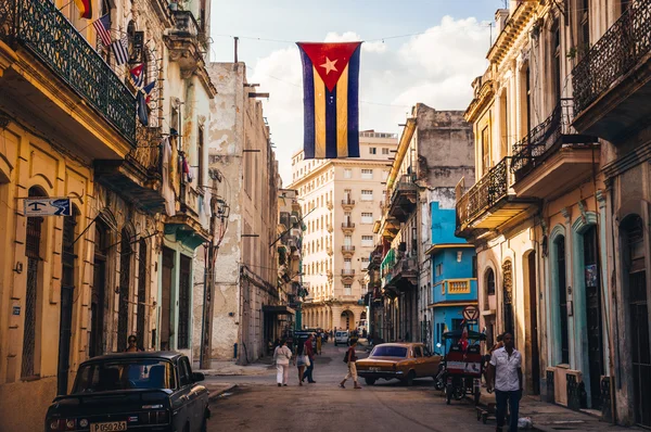 Aralık 2015 yılında Havana, Küba'da: Merkezi Havana'da bir cadde üzerinde delikler dalgalar Kübalı bir bayrakla. Yerliler dediğin gibi la Habana, Cuba sermaye şehir olduğunu