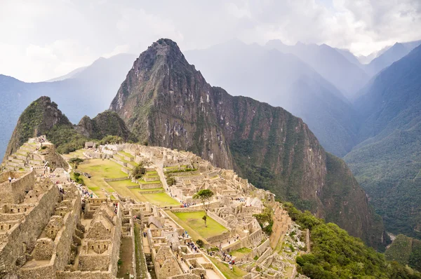 Nuvens escuras sobre Machu Picchu Cidade inca — Fotografia de Stock