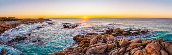 Freycinet Np, Tasmanya dostu plajları güneş doğarken