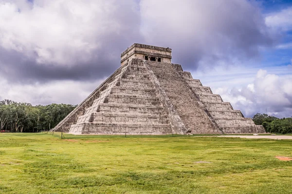 Пирамида Майя Чичен Ица, Юкатан, Мексика — стоковое фото