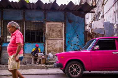 Adam pembe Oldtimer im Havana, Küba