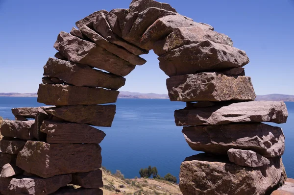 Arco de piedra en Isla Taquile, Lago Titicaca, Perú —  Fotos de Stock