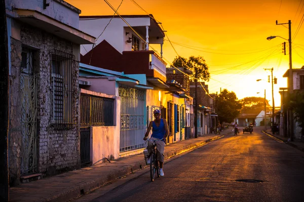 Homem de bicicleta na rua cubana — Fotografia de Stock