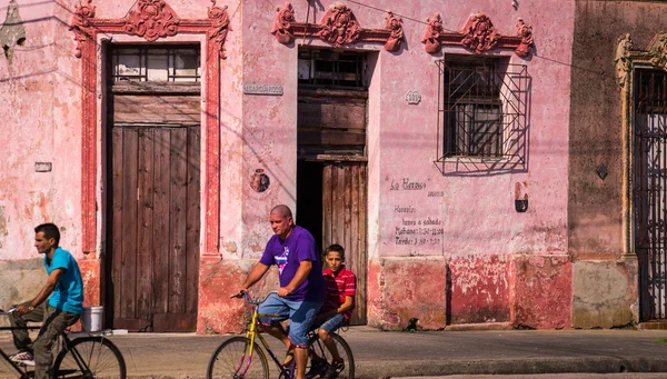 Homens de bicicleta na rua cubana — Fotografia de Stock