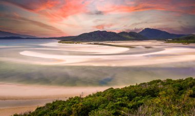 Whitsunday Adası 'ndaki Hill körfezi. Gün doğumunda.