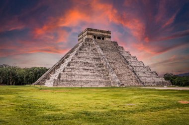 Maya Piramidi üzerinde güzel bir gün doğumu Chichen Itza, Yucatan, Meksika