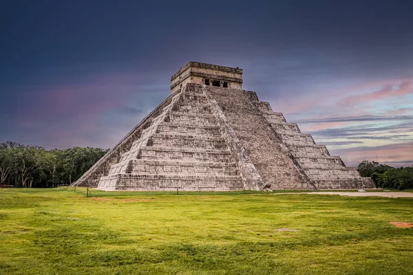 Cielo scuro al tramonto sulla piramide Maya Chichen Itza, Yucatan, Messico — Foto Stock