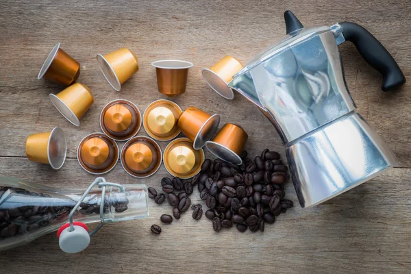 ahşap arka plan üzerinde Nespresso kapsül.