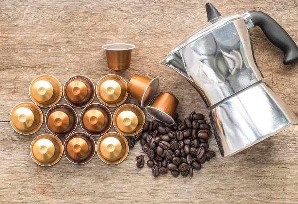 ahşap arka plan üzerinde Nespresso kapsül.