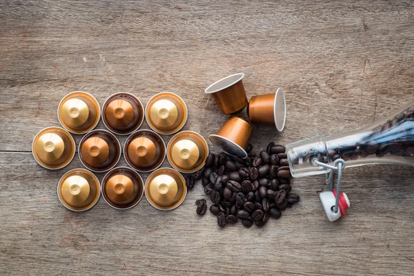 ahşap arka plan üzerinde Nespresso kapsül.