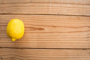 ahşap arkaplanda limon.