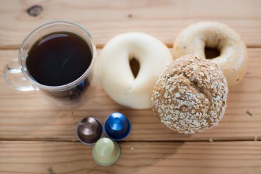 Espresso fincan ve ahşap masa ekmek.