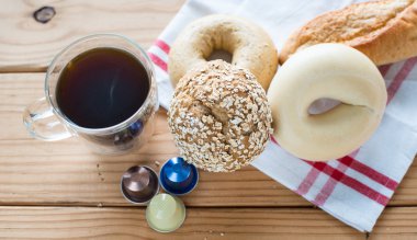 Espresso fincan ve ahşap masa ekmek.