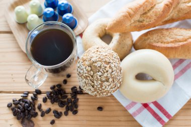 Espresso fincan ve ahşap masa ekmek.