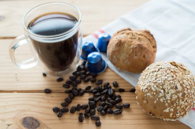 Espresso fincan ve ahşap masa ekmek.