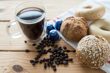 Espresso fincan ve ahşap masa ekmek.