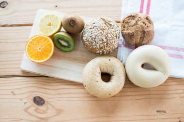 Kepekli ekmek ve kivi ahşap tablo.