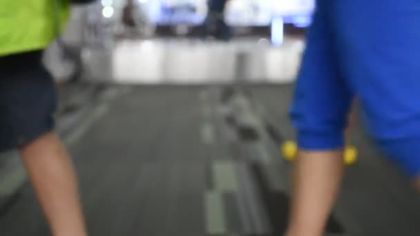 Passagier lopen in de luchthaven, Bangkok, Thailand. — Stockvideo