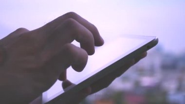 işadamı tablet ile çalışma.