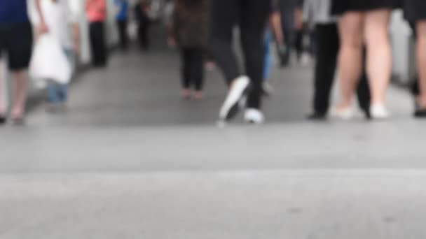 JUL 2016: Hombres y mujeres no identificados caminando por un paso elevado en Bangkok, Tailandia . — Vídeos de Stock