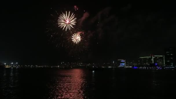 Espectacular fuegos artificiales iluminando el cielo en Yas Marina en Abu Dhabi, Emiratos Árabes Unidos para la celebración del Eid — Vídeo de stock