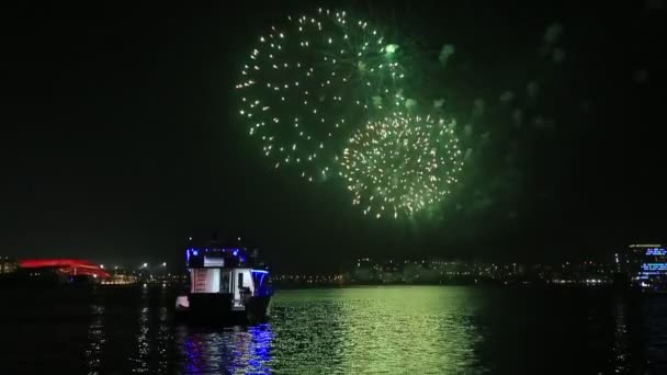 Spettacolari fuochi d'artificio illuminano il cielo a Yas Marina ad Abu Dhabi, Emirati Arabi Uniti per la celebrazione dell'Eid — Video Stock