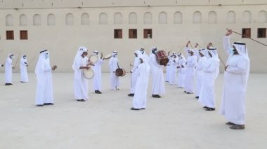 ABU DHABI, BAE - 15 Mayıs 2021: Geleneksel Emirati erkek Al Ayala dansı Qasr Al Hosn 'da bayram kutlamaları