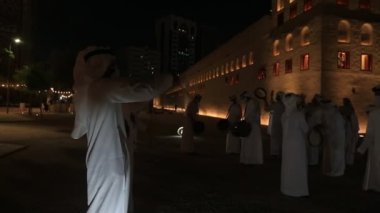 ABU DHABI, BAE - 15 Mayıs 2021: Geleneksel Emirati erkeği Al Ayala gece Qasr Al Hosn 'da bayram kutlamaları