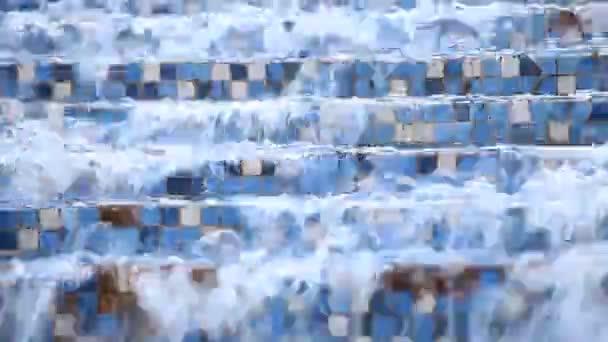 Wasser plätschert im Brunnen, Nahaufnahme — Stockvideo