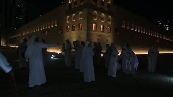 ABU DHABI, SAE - 15. května 2021: Tradiční Emirati samec Al Ayala tanec v Qasr Al Hosn v noci slaví svátky Eid — Stock video