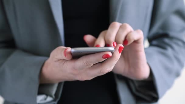 Primer plano de las manos femeninas mensajes de texto en el teléfono inteligente, mujer de negocios escribiendo mensaje o correo electrónico — Vídeos de Stock
