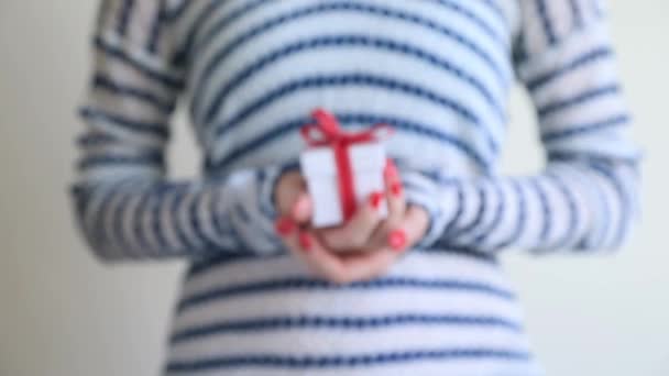 Presente en manos femeninas, regalo dando momento especial — Vídeos de Stock