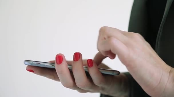 Primer plano de las manos femeninas mensajes de texto en el teléfono inteligente, mujer escribiendo mensaje o correo electrónico. Espacio para texto a la izquierda. — Vídeos de Stock