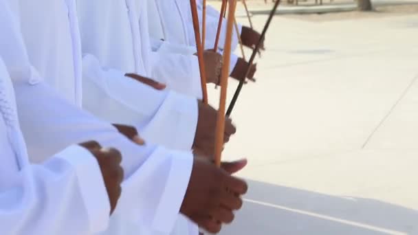 Традиционный эмиратский мужской танец, наследие ОАЭ, руки в раме — стоковое видео