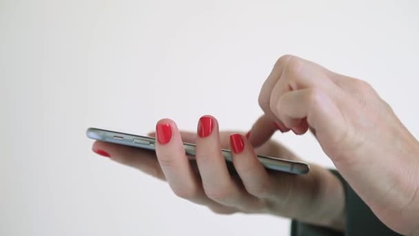 Primer plano de las manos femeninas mensajes de texto en el teléfono inteligente, mujer escribiendo mensaje o correo electrónico. Espacio para texto a la izquierda. — Vídeos de Stock