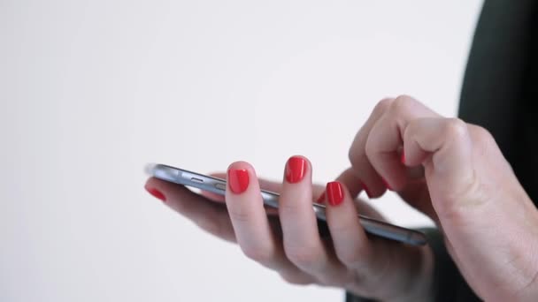 Closeup of female hands texting on smartphone, woman typing message or email. Space for text on the left. — Vídeo de Stock